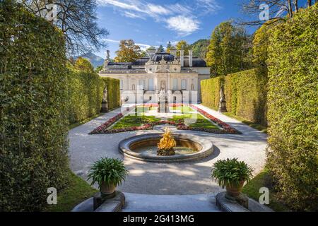 Parc (parterre est) du palais de Linderhof, Ettal, Allgäu, Bavière, Allemagne Banque D'Images