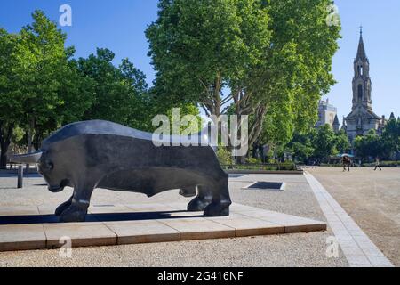 L'Esplanade Charles de Gaulle, la statue de taureau dévoilée, l'œuvre de l'artiste géorgien contemporain Djoti Bjalava et l'église Sainte Perpète en arrière-plan Banque D'Images