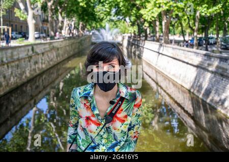 Quai de la Fonatine ou Canal de la Fontaine et les Jardins de la Fontaine, le chenal avec le jet d'eau à Nîmes, département du Gard, Languedoc-Roussi Banque D'Images