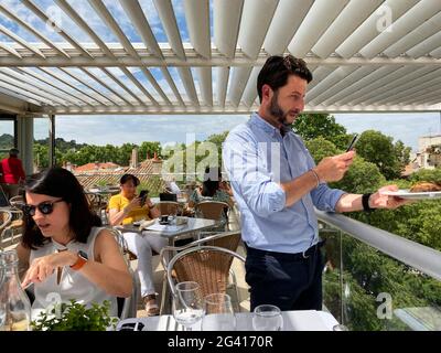 Restaurant le carré d’art à l’étage du musée d’art contemporain carré d’Art, département du Gard, région de Nîmes Occitanie, sud de la France. Carré d'Art GA Banque D'Images