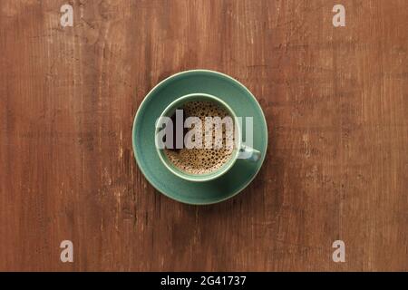 Une tasse de café sur un fond de bois rustique foncé, tourné d'en haut Banque D'Images