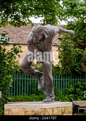 Statue de Frederick 'Freddie' Sewards Trueman OBE 1931-2006 à Skipton, Royaume-Uni. Sculpteur: Graham Ibbeson Banque D'Images