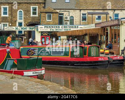 Bateaux étroits amarrés dans le bassin du canal de Leeds et Liverpool, Skipton, Royaume-Uni Banque D'Images