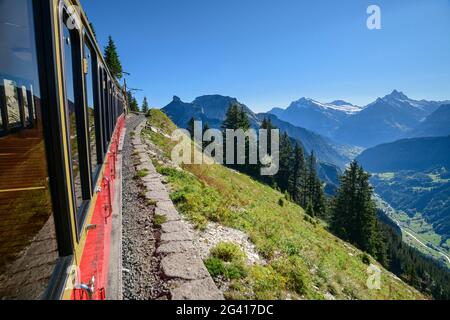 Le wagon rouge du chemin de fer à crémaillère se rend à Schynige Platte, dans les Alpes bernoises en arrière-plan, depuis Schynigen Platte, Grindelwald, Oberland bernois, UNESCO Banque D'Images