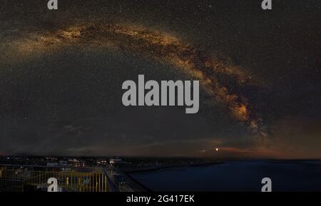 Milky Way dans le port la nuit, Dagebüll, Schleswig-Holstein, Allemagne Banque D'Images