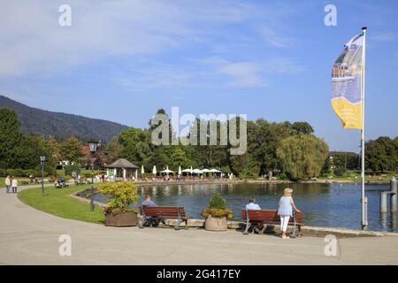 Promenade au bord du lac Tegernsee, haute-Bavière, Bavière, Allemagne, Europe Banque D'Images