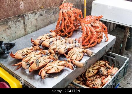 Crabes au marché aux poissons de Puerto Montt, au Chili Banque D'Images