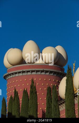 ESPAGNE. CATALOGNE. FIGUERES. THÉÂTRE-MUSÉE DALI (TEATRE-MUSEU DALI). IL A ÉTÉ CONSTRUIT SUR LES VESTIGES DE L'ANCIEN THÉÂTRE MUNICIPAL DE FIGUERES DÉTRUIT À Banque D'Images