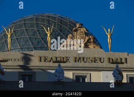 ESPAGNE. CATALOGNE. FIGUERES. THÉÂTRE-MUSÉE DALI (TEATRE-MUSEU DALI). IL A ÉTÉ CONSTRUIT SUR LES VESTIGES DE L'ANCIEN THÉÂTRE MUNICIPAL DE FIGUERES DÉTRUIT À Banque D'Images