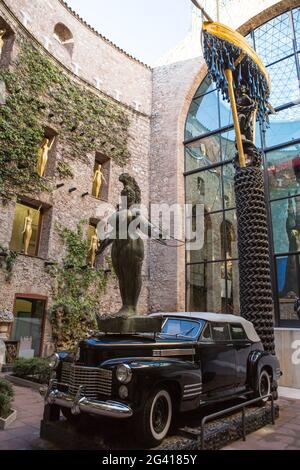 ESPAGNE. CATALOGNE. FIGUERES. THÉÂTRE-MUSÉE DALI (TEATRE-MUSEU DALI). IL A ÉTÉ CONSTRUIT SUR LES VESTIGES DE L'ANCIEN THÉÂTRE MUNICIPAL DE FIGUERES DÉTRUIT À Banque D'Images