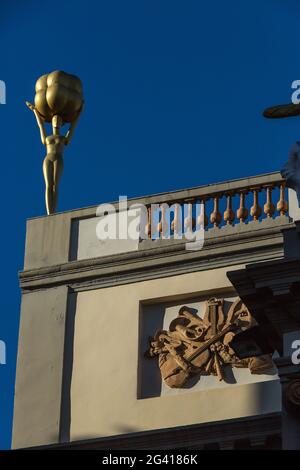 ESPAGNE. CATALOGNE. FIGUERES. THÉÂTRE-MUSÉE DALI (TEATRE-MUSEU DALI). IL A ÉTÉ CONSTRUIT SUR LES VESTIGES DE L'ANCIEN THÉÂTRE MUNICIPAL DE FIGUERES DÉTRUIT À Banque D'Images