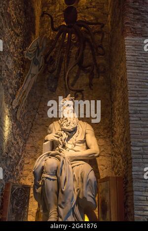 ESPAGNE. CATALOGNE. FIGUERES. THÉÂTRE-MUSÉE DALI (TEATRE-MUSEU DALI). STATUE DE DIEU NEPTUNE. IL A ÉTÉ CONSTRUIT SUR LES VESTIGES DE L'ANCIEN THÉÂTRE MUNICIPAL DE F Banque D'Images