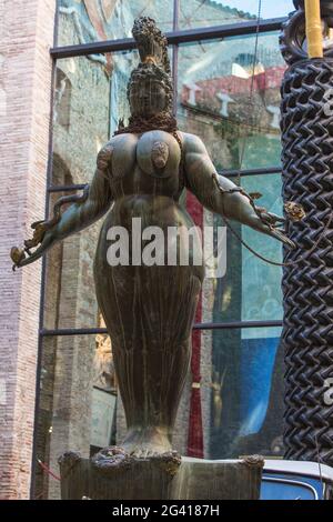 ESPAGNE. CATALOGNE. FIGUERES. THÉÂTRE-MUSÉE DALI (TEATRE-MUSEU DALI). IL A ÉTÉ CONSTRUIT SUR LES VESTIGES DE L'ANCIEN THÉÂTRE MUNICIPAL DE FIGUERES DÉTRUIT À Banque D'Images