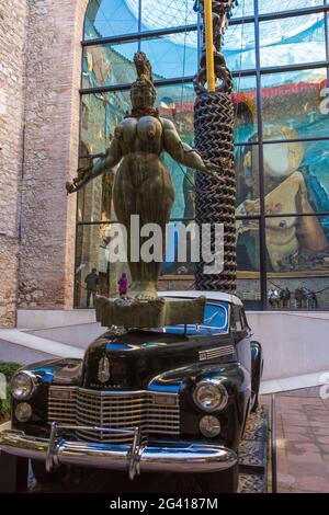 ESPAGNE. CATALOGNE. FIGUERES. THÉÂTRE-MUSÉE DALI (TEATRE-MUSEU DALI). IL A ÉTÉ CONSTRUIT SUR LES VESTIGES DE L'ANCIEN THÉÂTRE MUNICIPAL DE FIGUERES DÉTRUIT À Banque D'Images