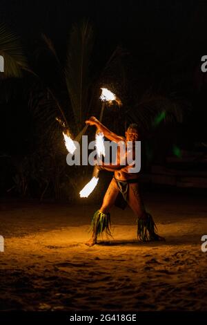 Dansez au feu pendant le spectacle 'Pacifica' au centre culturel de Tiki Village, Moorea, les îles du vent, la Polynésie française, le Pacifique Sud Banque D'Images