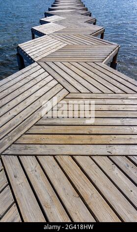 Gros plan vue abstraite d'une promenade en bois et d'un quai menant à l'océan Banque D'Images