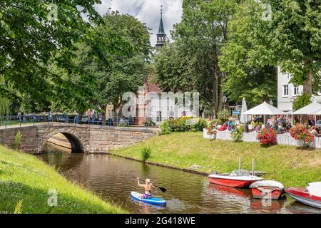 Canal central Mittelburggraben, à Malerwinkel, Friedrichstadt, Schleswig-Holstein, Allemagne Banque D'Images