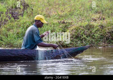 Pêcheur en canoë-kayak, Canal de Pangalanes, Canal de Pangalanes, est de Madagascar, Afrique Banque D'Images