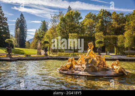 Fontaine en face du palais de Linderhof, Ettal, Allgäu, Bavière, Allemagne Banque D'Images