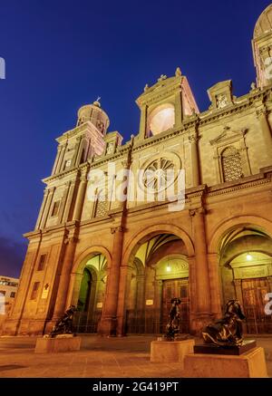 Cathédrale de Santa Ana au crépuscule, Plaza de Santa Ana, Las Palmas de Gran Canaria, Gran Canaria, îles Canaries, Espagne Banque D'Images