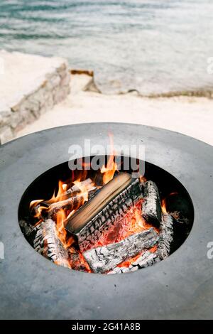 Gros plan de la surface ronde de cuisson avec bois à brûler à l'intérieur. Banque D'Images