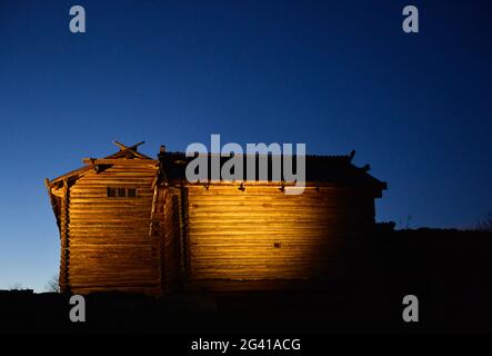 Ancienne cabane en bois à la fin du crépuscule, Tällberg am Siljansee, Dalarna, Suède Banque D'Images