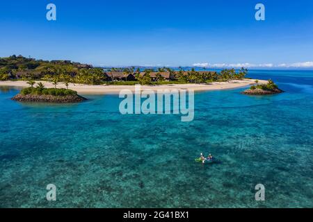 Vue aérienne du couple en kayak au six Senses Fiji Resort, Malolo Island, Mamanuca Group, Iles Fidji, Pacifique Sud Banque D'Images