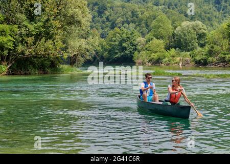 Les amis font du canoë dans une rivière sauvage Banque D'Images
