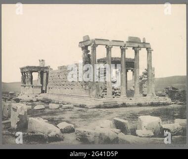 Vue de l'Erechtheion avec Caryatides sur l'Acropole d'Athènes; Urectheion et Caryatides, Sud .. Fait partie d'un album de voyage avec des photos de sites touristiques en Grèce et en Egypte. Banque D'Images