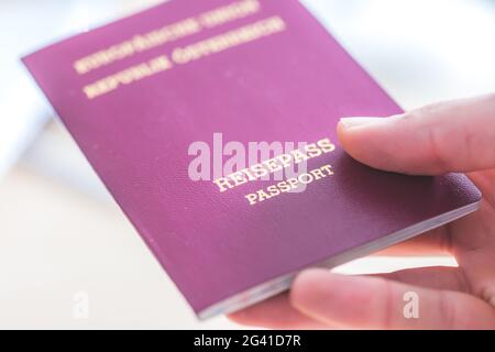 Passeport vacances concept: Gros plan des doigts portant un passeport, d'arrivée ou de départ, â€œReisepass Passportâ€ Banque D'Images