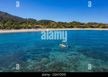 Vue aérienne du couple en kayak au six Senses Fiji Resort, Malolo Island, Mamanuca Group, Iles Fidji, Pacifique Sud Banque D'Images