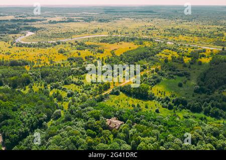 Dziemjanki, région de Gomel, Bélarus. Vue aérienne de la zone de réinstallation de Gerard Nicholas Tchernobyl, un manoir abandonné en ruine. Catastrophe de Tchernobyl Banque D'Images