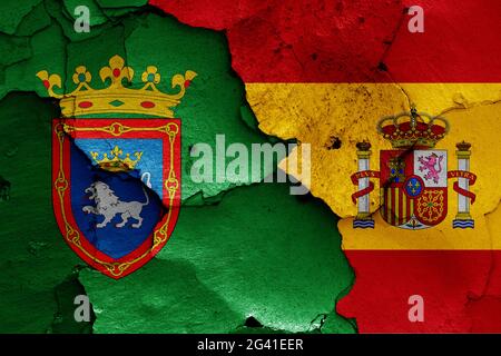 Drapeaux de Pampelune et d'Espagne peints sur un mur fissuré Banque D'Images
