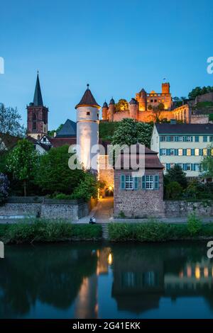 Le Tauber passe doucement le long de la vieille ville avec le Roter Turm am Faultor (Kittsteintor), la collégiale et le château de Wertheim au crépuscule, Wertheim, Spes Banque D'Images