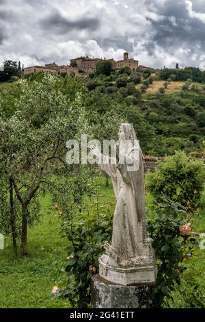 MONTALCINO, TOSCANE/ITALIE - MAI 20 : Statue sur le terrain de l'abbaye de Sant Antimo près de Montalcino Toscane le 20 mai 2013 Banque D'Images