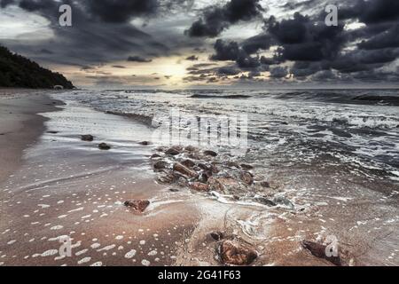 Coucher de soleil sur la mer plage Banque D'Images