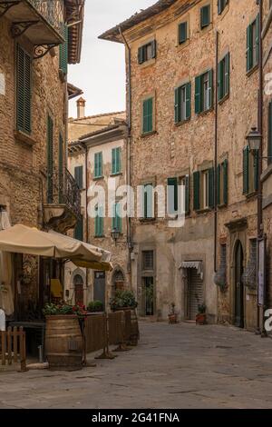 Dans les rues de Lucignano, province d'Arezzo, Toscane, Italie Banque D'Images