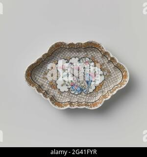 PLATEAU À CUILLÈRE AVEC UN FAISAN SUR UN ROC ET DES ROULEAUX DE FLEURS. Pattipan en porcelaine, rectangulaire et hexagonal avec paroi lobée, peint sur le glaçage en bleu, rose, vert, jaune, noir et or. Sur l'appartement, une cartouche en forme de feuille entourée de branches de farine, avec un faisan sur une roche dans les plantes en fleurs; sur l'appartement et la serviette murale dans l'Encre de Chine; le bord intérieur avec un pneu de fleur boissons. Fond non émaillé. Une fissure dans le mur. Formes européennes avec rose famille. Banque D'Images