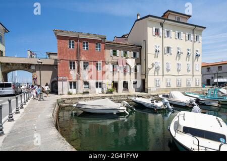 Muggia, Italie. 13 juin 2021. Le petit port touristique dans le centre historique de la ville Banque D'Images