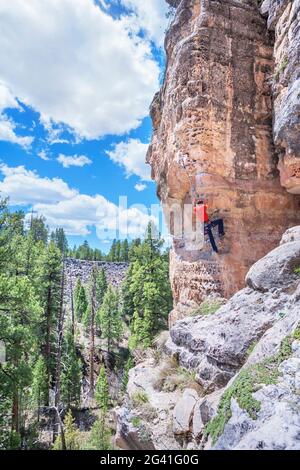 Homme escalade à “The Pit” dans Sandy’s Canyon, Flagstaff, Arizona, États-Unis Banque D'Images