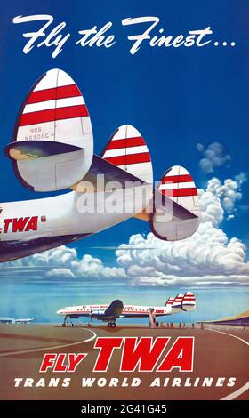 Survolez les meilleurs. Vol TWA. TRANS World Airlines par Frank Soltesz (1912-1972). Affiche ancienne restaurée publiée en 1952 aux États-Unis. L'affiche montre le Lockheed L-1049 Super Constellation N6906C c/n 4020 TWA '906 Star of the Rhine'. Banque D'Images