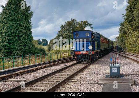 Dans la vapeur Bluebell station East Grinstead Banque D'Images