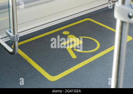 Symbole d'espace réservé sur un bus pour les passagers en fauteuil roulant Banque D'Images
