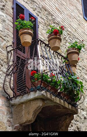 Fleurs sur un balcon à Pienza Toscane Banque D'Images