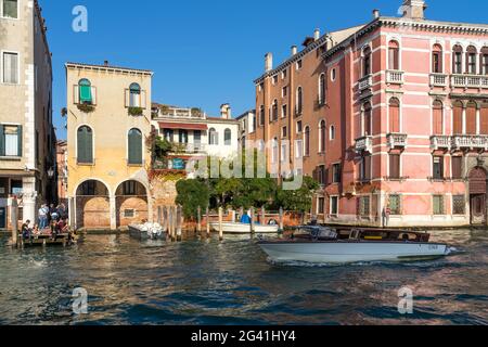 Bateau croisière sur le Grand Canal à Venise Banque D'Images