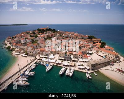 Vue aérienne des voiliers dans le port et la ville, Primosten, Šibenik-Knin, Croatie, Europe Banque D'Images