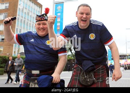 Londres, Royaume-Uni. 18 juin 2021. Les fans écossais applaudissent leur équipe à l'extérieur du sol. Scenes Ahead off the UEFA Euro 2020 Tournament match, England v Scotland, Wembley Stadium, Londres, vendredi 18 juin 2021. Cette image ne peut être utilisée qu'à des fins éditoriales. photo de Steffan Bowen/Andrew Orchard sports Photography/Alay Live News crédit: Andrew Orchard sports Photography/Alay Live News Banque D'Images