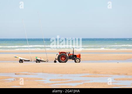 Tracteur sur la plage avec remorque pour buggies de cerf-volant - Omaha Beach, Calvados, France. Banque D'Images