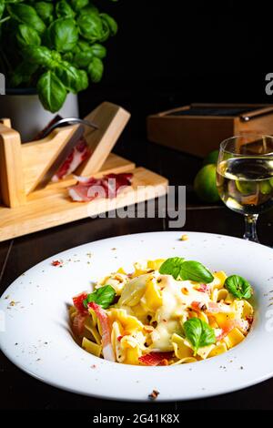 Tagliatelle avec sauce masarpone gorgonzola et jambon. Banque D'Images