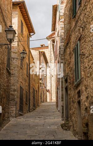 Dans les rues étroites de Lucignano, province d'Arezzo, Toscane, Italie Banque D'Images